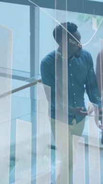 Ofisteki iş adamları üzerinde finansal veri işleme animasyonu. Küresel iş, finans, bilgisayar ve veri işleme kavramı dijital olarak oluşturulmuş video.