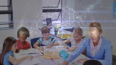 Bayan öğretmen, dijital küre titreşimli STEM çantasından mavi parçayı alan öğrencilere rehberlik ediyor. Eğitim, işbirliği, yenilik, keşif, teknoloji, öğrenme, sınıf