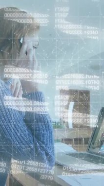 Telefon kulaklığı takan kadınlara karşı siber güvenlik simgeleri ofiste dizüstü bilgisayarla video görüşmesi yapıyorlar. siber güvenlik ve küresel ağ konsepti