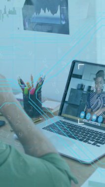 Telefon kulaklığı ve dizüstü bilgisayar kullanan beyaz adamın biyometrik parmak izlerinin animasyonu. küresel çevrimiçi güvenlik, bağlantılar, ağlar ve veri işleme kavramı dijital olarak oluşturulmuş video.