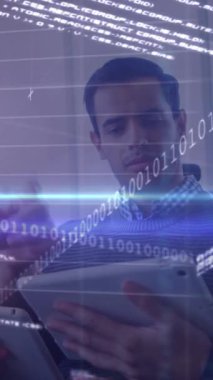 Bilgisayar dili animasyonu, ticaret tahtası, grafikler, ikili kodlar, fikir paylaşan çeşitli iş arkadaşları. Dijital bileşik, çoklu pozlama, kodlama, rapor, iş dünyası, takım çalışması ve teknoloji kavramı.