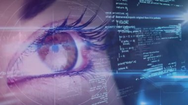 Hedef çemberin kadın gözlerinde görünmesi şeffaf UI 'da bilgi almak için kod taramasına neden oluyor. Futuristik, teknoloji, siber güvenlik, dijital, arayüz, veri, yenilik