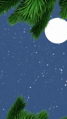 Yılbaşı ağacı yaprakları, ren geyikleri, dağlardaki evler ve kar yağışı, gökteki ay. Dijital olarak üretilen hologram, illüstrasyon, dekorasyon, tatil, kış ve kutlama konsepti.