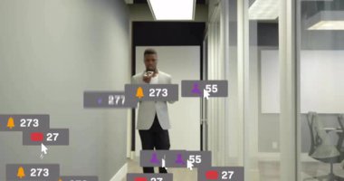 Ofise girip akıllı telefonlardan konuşan, nişan büyümesini gösteren sosyal medya ikonları üreten bir adam. Teknoloji, iletişim, dijital, yenilik, şirket, ağ, profesyonel