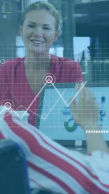 Ofisteki çeşitli iş adamları üzerinde finansal veri işleme animasyonu. Küresel finans, iş, bağlantılar, hesaplama ve veri işleme kavramı dijital olarak oluşturulmuş video.