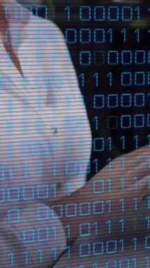 Tablet sunucu odasını kullanan beyaz kadının veri işleme animasyonu. Bulut hesaplama, dijital arayüz ve güvenlik konsepti dijital olarak oluşturulmuş video.