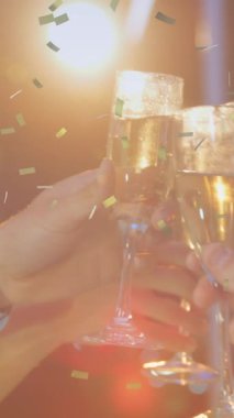 Çeşitli arkadaşların üzerine düşen konfeti animasyonu partide tost yapıyor. Ulusal gece gezmesi, parti ve kutlama konsepti dijital olarak oluşturulmuş video.