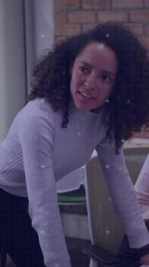 Muhtelif meslekdaşların ofiste tartıştığı parlak noktaları birleştirme animasyonu. Küresel ağ ve iş teknolojisi kavramı