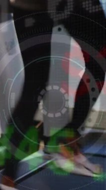 Koşu bandındaki Afrikalı Amerikalı bir kadının geçmişine bakarak grafiklerin ve finansal verilerin animasyonu. Spor, aktif yaşam tarzı, spor salonu ve finans konsepti dijital olarak oluşturulmuş video.