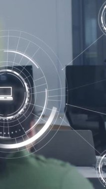 Beyaz iş kadınının ofisindeki ikonlarla olan bağlantılarının animasyonu. Küresel iş, dijital arayüz, hesaplama ve veri işleme kavramı dijital olarak oluşturulmuş video.