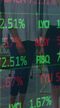 Ofisteki iş adamları üzerinde finansal veri işleme animasyonu. küresel iş, finans, veri işleme ve bağlantılar konsepti dijital olarak oluşturulmuş video.