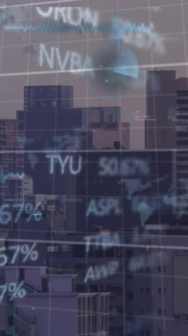 Şehir manzarası üzerinde veri işleme animasyonu. küresel iş ve dijital arayüz kavramı dijital olarak oluşturulmuş video.