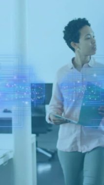 Ofiste çalışan çeşitli iş adamları üzerinde veri işleme animasyonu. küresel iş ve dijital arayüz kavramı dijital olarak oluşturulmuş video.