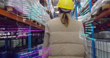 Depo uzmanı koridorda daha derine iniyor. Envanter kontrolü için AR kodunu etkinleştiriyor. Sanayi, lojistik, otomasyon, teknoloji, güvenlik, organizasyon, verimlilik