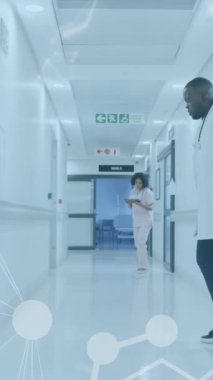 Afro-Amerikan erkek doktor üzerinde DNA ipliği ve tıbbi veri işleme animasyonu. Küresel sağlık, bilim, tıp, araştırma, bilgisayar ve veri işleme kavramı dijital olarak oluşturulmuş video.