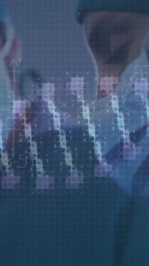 Operasyon sırasında beyaz kadın ve erkek cerrahların DNA 'ları üzerinde döndürme işlemi. sağlık, tıp, bilim ve teknoloji konsepti dijital olarak oluşturulmuş video.