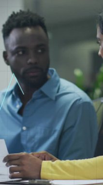 Ofisteki çeşitli iş adamları üzerinde veri işleme animasyonu. Küresel iş ve dijital arayüz kavramı dijital olarak oluşturulmuş video.