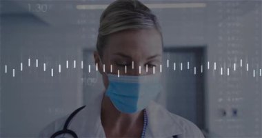 Doktor maske takıyor, laboratuvar önlüğü giyip tıbbi koridora bakıyor ve dalga boyu veri akışına tepki veriyor. Tıbbi, klinik, sağlık, teknoloji, teşhis, profesyonel, bilim