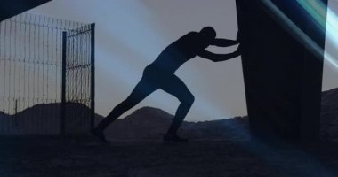 Sporcu şafak vakti spor yapmak için metal duvarları itiyor ve çöl tepelerinde dörtlüye dönüşüyor. Spor, güç, açık hava, spor, egzersiz, disiplin, kararlılık