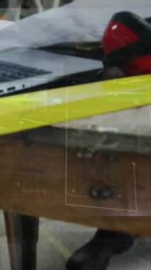 Kafkas erkek marangozun atölyede çalışması üzerine dünya haritası ve veri işleme animasyonu. Küresel iletişim, iş ve dijital arayüz kavramı dijital olarak oluşturulmuş video.