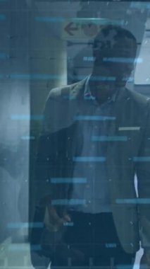 Yürüyen iki farklı iş adamının finansal veri işleme animasyonu. Küresel iş ve veri işleme kavramı dijital olarak oluşturulmuş video.