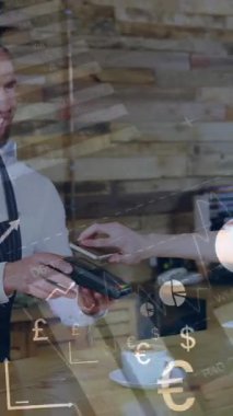 Kafe 'de kredi kartıyla ödeme yapan beyaz bir kadın hakkında finansal veri işleme animasyonu. Küresel iş, finans, hesaplama ve veri işleme kavramı dijital olarak oluşturulmuş video.