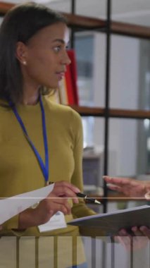 Ofisteki çeşitli iş adamları üzerinde finansal veri işleme animasyonu. Küresel finans, iş, bağlantılar, hesaplama ve veri işleme kavramı dijital olarak oluşturulmuş video.