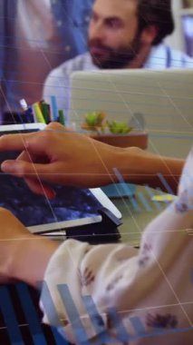 Dizüstü bilgisayar kullanan iş adamları üzerinden bağlantı ağlarının animasyonu. Küresel iş dijital arayüzü teknolojisi ve dijital olarak oluşturulan ağ konsepti.