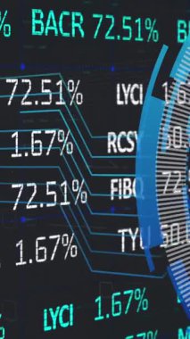 Mavi arka planda asma kilit simgesiyle veri işleme animasyonu. Küresel teknoloji ve dijital arayüz konsepti dijital olarak oluşturulmuş video