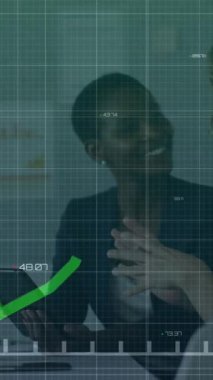 Ofiste bir tablet üzerinde tartışan iki farklı kadının istatistiksel veri işleme animasyonu. Bilgisayar arayüzü ve iş veri teknolojisi kavramı