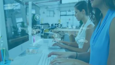 Dünya haritası örtüşürken, iki kadın ofiste bilgisayar başında yazı yazarken Bitcoin simgeleri şifrelemeyi tetikliyor. Teknoloji, işbirliği, finans, dijital, yenilik, profesyonellik, fütüristik