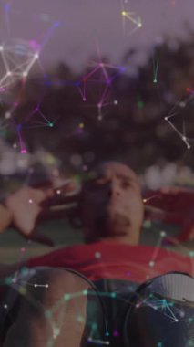 Protez bacaklı erkek sporcunun açık havada egzersiz yapması üzerine iletişim ağının animasyonu. spor, başarı ve iletişim teknolojisi konsepti, dijital olarak üretilen video.