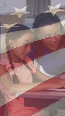 Amerika Birleşik Devletleri bayrağının dizüstü bilgisayar kullanan çeşitli kadın öğretmenler ve kızlar üzerindeki animasyonu. Amerikan vatanseverliği ve eğitim konsepti dijital olarak oluşturulmuş video.