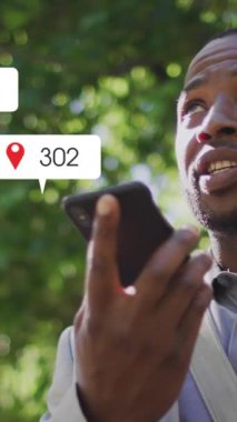 Afro-Amerikan bir adamın cep telefonu hoparlöründen konuşması üzerine bilgilendirme barlarının canlandırılması. Dijital bileşim, çoklu pozlama, iş, sosyal medya anımsatıcı ve teknoloji kavramı.