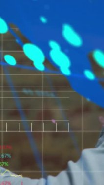 Kafkasyalı iş adamının akıllı adamı kontrol etmesi üzerine finansal veri işleme animasyonu. Küresel iş, finans, hesaplama ve veri işleme kavramı dijital olarak oluşturulmuş video.