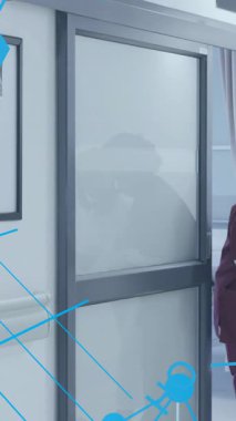 Afro-Amerikan kadın doktorların hastaları desteklemesi üzerine element yapılarının ve simgelerin canlandırılması. Veri, dijital arayüz, bağlantı, hastane ve sağlık hizmetleri, dijital olarak oluşturulmuş video.