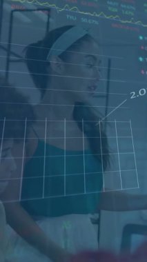 Ofisteki çeşitli iş adamları üzerinde finansal veri işleme animasyonu. Küresel finans, iş, bağlantılar, hesaplama ve veri işleme kavramı dijital olarak oluşturulmuş video.