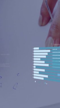 Kafkas iş kadını yazıları üzerine finansal veri işleme animasyonu. Küresel finans, iş, bağlantılar, hesaplama ve veri işleme kavramı dijital olarak oluşturulmuş video.