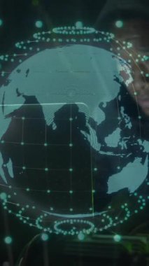 Siyah arkaplan üzerinde ai veri işleme ve küre animasyonu. Dijital olarak oluşturulmuş küresel yapay zeka, veri işleme, bilgisayar ve dijital arayüz kavramı.