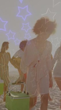 Neon yıldızlarının animasyonu, kumsalda yürüyen farklı arkadaşlara göre renk değiştiriyor. Tatiller, tatiller, arkadaşlık ve birlikte zaman geçirme konsepti dijital olarak oluşturulmuş video.