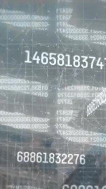 Değişen numaraların animasyonu, güvenlik zinciri simgesi ve yüksek binaya karşı bağlantılar ağı. Siber güvenlik ve iş teknolojisi kavramı