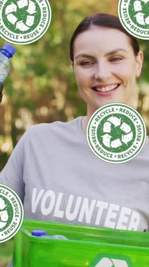 Kırsal kesimdeki çöpleri toplayan mutlu beyaz kadın için geri dönüşüm simgelerini düşürme videosu. Çevre koruma gönüllü ayı dijital video.