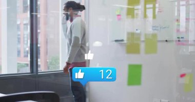 Ofisteki akıllı telefondan arayan ve hareketli baş parmak sayısını 95 'e yükselten bir adam. Teknoloji, iletişim, modern, kentsel, dinamik, yaratıcı, profesyonel