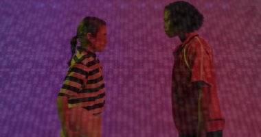 Teknoloji demosunda karşılaşan iki kadın, projektör, dijital sanat için yoğunlaşan mavi piksel kaplama yapıyor. Fütürist, soyut, enerjik, sinematik, minimalist, sinerji, dijital