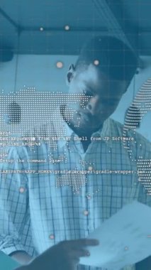 Ofiste çalışan çeşitli iş adamları üzerinde finansal veri işleme animasyonu. Küresel iş, finans ve dijital arayüz kavramı dijital olarak oluşturulmuş video.