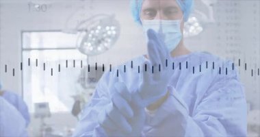 Cerrah eldiveni ve giysiyi inceliyor, eldivenleri çıkartıyor ve tıbbi hazırlık için gerekli ölçümleri yapıyor. Tıbbi, sağlık, ameliyat, cerrahi, klinik, hassasiyet, hastane