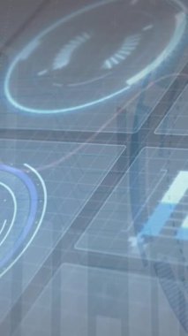 Ekranlarda tarama ve veri işleme dürbünlerinin animasyonu. Küresel hesaplama, bağlantılar ve veri işleme kavramı dijital olarak oluşturulmuş video.