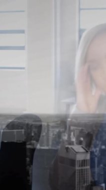 Beyaz kadının dijital kompozisyonu arka planda şehir manzarasına karşı akıllı telefondan konuşuyor. küresel iş ve teknoloji kavramı