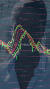 Ofiste çalışan iş kadınının finansal veri işleme animasyonu. küresel iş, bağlantılar, dijital arayüz ve teknoloji konsepti dijital olarak oluşturulmuş video.