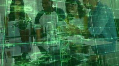 Teknik ekip masanın etrafında hologramla işbirliği yapıyor, bilgisayarda yazıyorlar, akıllı telefonları dinliyorlar. İşbirliği, yenilik, dijital, fütüristik, takım çalışması, çalışma alanı, modern